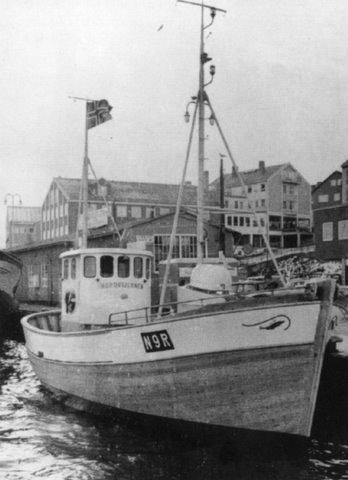 7 Reketrålerne Jensen senior og Nordstjerna hadde stundom røykfulle lugarer. Fiskerinemnda i Rødøy ble nedlagt i 1997, men fiskerikontoret eksisterte frem til 1. mars 2000 da Britt Hafsmo flyttet.