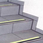 83-40528, Alu ﬂat markør, opptil 5000x61mm, etterlys 150/22 mcd/m2 Meget solide og elegante trappe