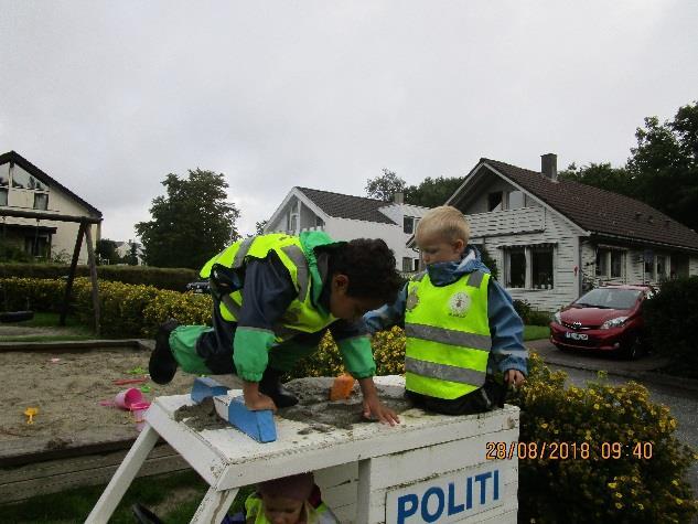 vår vei, barna opplever fysiske utfordringer og mestring og