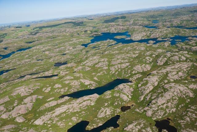 Regionen har lange sand- og rullesteinstrender uten kyst og skjærgård som demper bølgerekkene inn fra Nordsjøen. Her er det høy himmel og mye vind.