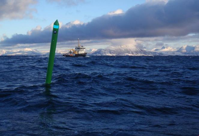 Flytende merker På grunn av det tøffe klimaet langs norskekysten blir det satt