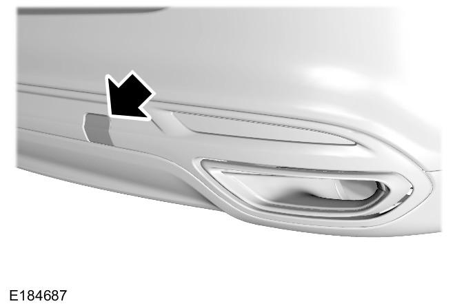 Sleping Bakre slepeøye Ta av dekslet, og monter slepeøyet. Merk: Hvis kjøretøyet har tilhengerfeste, kan du bruke det til å slepe andre kjøretøy med i stedet for å bruke slepekroken.