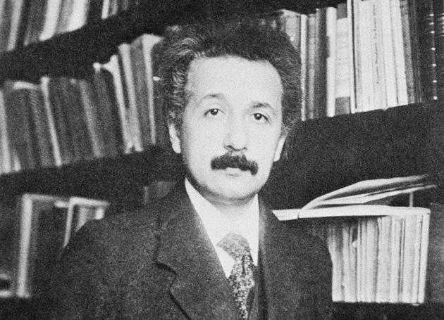 Juni 1916: Einstein forutsa eksistensen av gravitasjonsbølger som en konsekvens av den generelle relativitetsteorien Han mente at universet er fylt