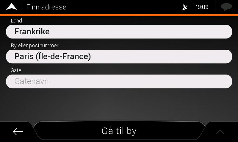 Navigering til en adresse Trykk på på Navigasjonsvisningen for tilgang til Navigasjonsmenyen. I Navigasjonsmenyen, trykk på og. Som standard foreslår skjermen byen eller tettstedet du befinner deg i.