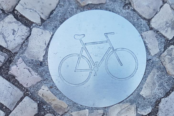 Sykkelsymboler i ulikt belegg Vi syklet den nyanlagte traseen fra Lisboa sentrum ut til Belem. Denne er på 7 km og tilrettelagt med toveis sykkelveg og gangtrasé ved siden av.
