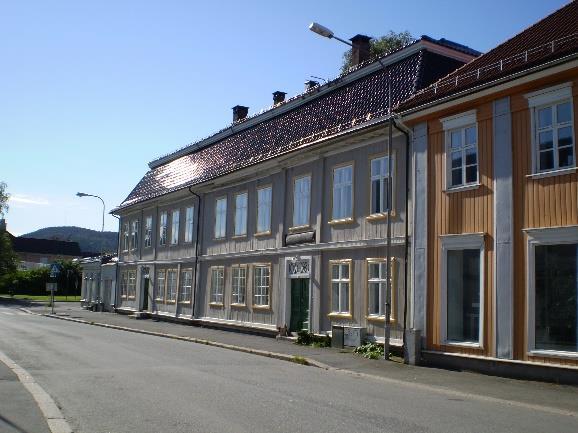 Tollbugata 48 (Børneasylet), Strømsø, Drammen kommune: Hovedbygningen i denne bygården har fått sitt nåværende utseende rundt 1800.