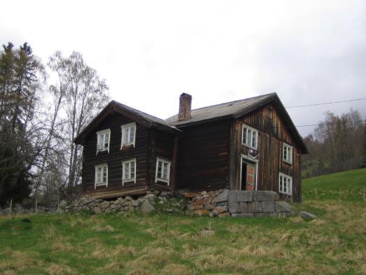 Spikketrå, Uvdal, Nore og Uvdal kommune: Stuebygningen på Spikketrå har gjennomgått flere endringer fram til midt på 1800-tallet, og er et særpreget hus