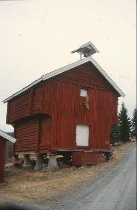 Holmen prestegård, Prestfoss, Sigdal kommune: Hovedbygningen og stabburet på prestegården i Sigdal ble fredet i 1992.