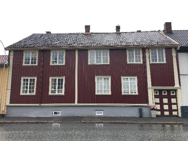 Tollbugata 60, Strømsø, Drammen kommune Tollbugata 60, kalt Prestegården, er bygd på 1700-tallet. Den ligger i et område med mye gammel og verneverdig bebyggelse og flere freda bygninger.