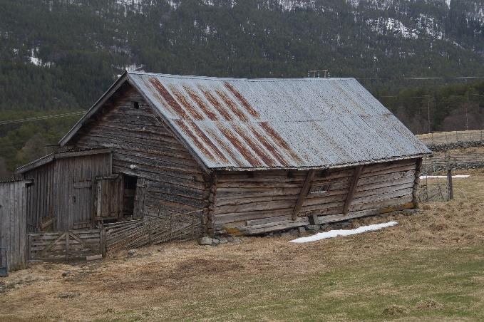 Tømmerfjøset på Nestegard står i et helhetlig tun med flere verneverdige bygninger. Fjøset er fortsatt i bruk, men har behov for omfattende arbeider.