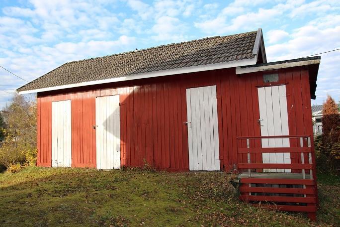 Bråtaveien 41, Geithus, Modum kommune. Eiendommen Nordli ble bebygd i 1923. Her er et bolighus i upanelt tømmer i nasjonalromantisk stil, et uthus med utedo og et grisehus.