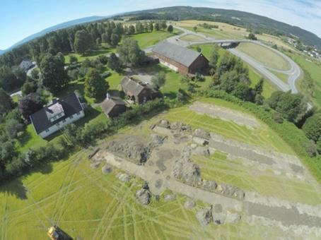Øverst: dronefoto over undersøkelsesområdet på Veien gård, i bakgrunnen ses gravfeltet. Under: et kart med de innmålte funnene fra samme område.