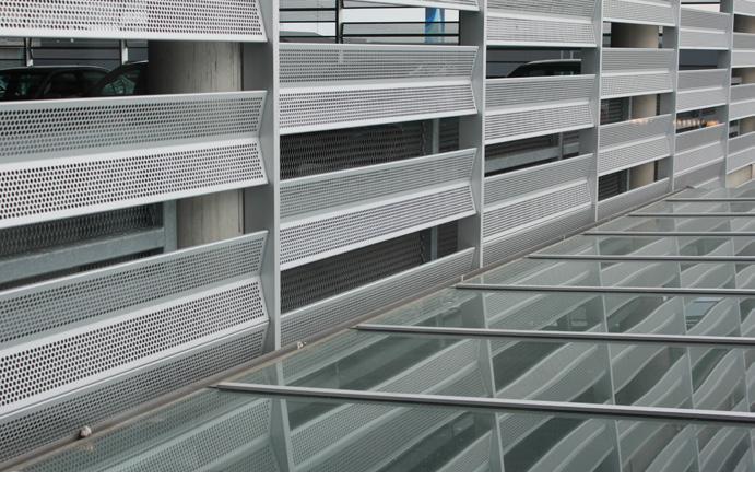 Produktkrav I parkeringshus kan stål uten brannbeskyttelse med brannmotstand R15 benyttes som bæring dersom ca. 30% av fasade er åpen.