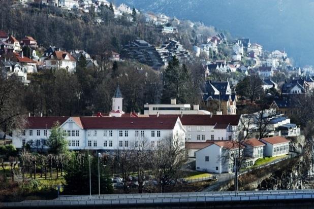 ADMINISTRASJON OG LOKALER Nklm er lokalisert ved Institutt for global helse og samfunnsmedisin (IGS) i Kalfarveien 31, sentralt i Bergen. Kontorrutiner som post, kopiering etc.