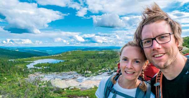 Herfra er det kun parademarsjen igjen bort til den nyoppførte Fønhuskoia. Fønhuskoia er et smykke av en hytte. Selv vi som er eiere av en Ålhytte, synes den er fin.