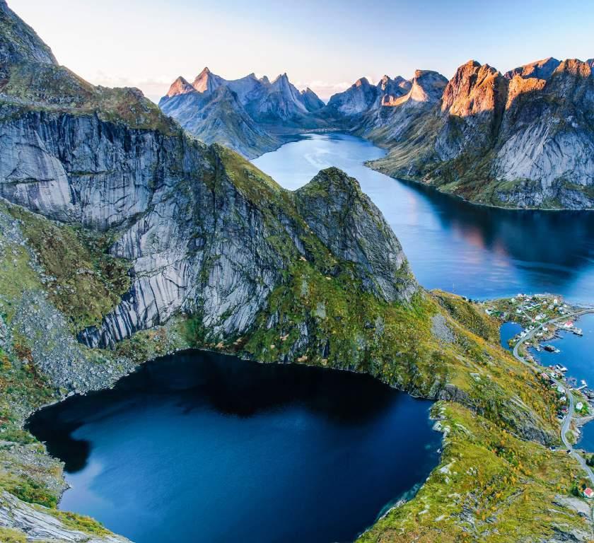 Helt fra starten av Hurtigruten i 1893 har det å frakte gods som mat, post og medisiner vært en viktig oppgave for oss, dermed kan vi si at vi har vært en livsnerve langs kysten i 125 år.