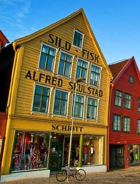 Gå mellom bodene, få med deg atmosfæren og overfloden av sjømat. Ta en pause på en av utendørskafeene eller restaurantene, eller bare nyt det pulserende bylivet.