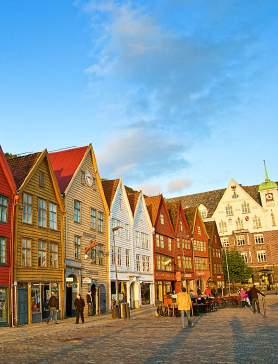 Før avreise bør du utforske fargerike Bryggen, smake sjømat på Fisketorget og kanskje ta en tur opp i høyden med Fløibanen og nyte utsikten over byen og skjærgården.