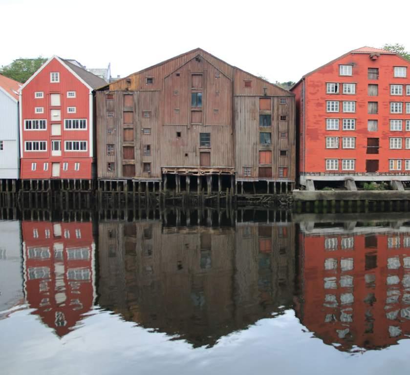 Dag 3 Nordgående rute KRISTIANSUND RØRVIK BEATRIZ MONTERO Rørvik Utforsk den gamle hovedstaden Nedover elva 3G Elva som renner stille gjennomtrondheim