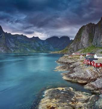 SHUTTERSTO CK Sjansen for å se nordlyset om vinteren er også større nord for polarsirkelen. Norges nest største isbre, Svartisen, ligger ikke langt fra det gamle handelsstedet Ørnes.