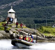 Om ettermiddagen krysser vi Vestfjorden fra Bodø og ser den 1000 meter høye Lofotveggen dukke opp i horisonten. Så kommer vi til Lofoten.