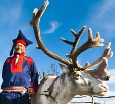 Øksfjord UTFLUKTER 6D AALTAIR / SHUTTERSTOCK / HURTIGRUTEN I Honningsvåg kan du være med på en kulturell vandring gjennom byen og la deg sjarmere av de mange farge rike bygningene.