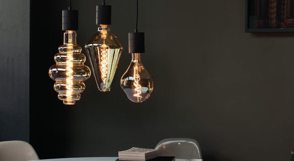 XXL Gold LED blir design med Calex! Store dimbare LED lyskilder i spesielle former. Disse lampene er svært dekorative, og fremstår mer som en designlampe enn en lyskilde.