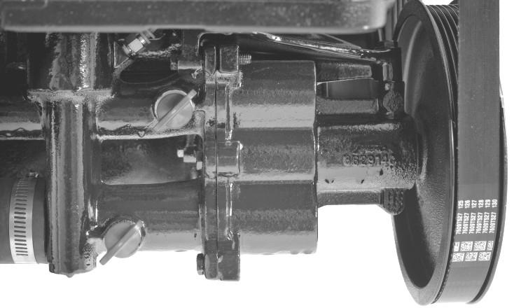 9. På DTS-motorer trekk ut dødmnnsstoppryteren (utstyrsvhengig), eller kople ut tenningskretsen ved å trekke ut sikringen merket "CD". 10.