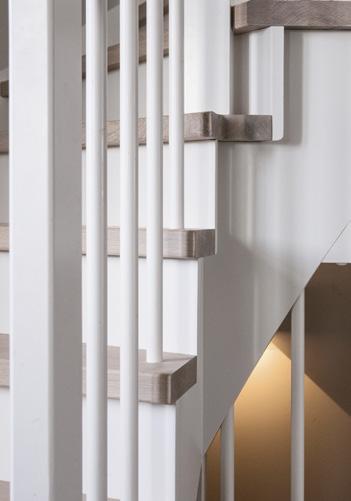 MODERNE Solveig Solveig er en moderne trapp med klassiske aner. Her vist som hvitmalt 90 svingtrapp med inntrinn i eik og hvite stusstrinn.