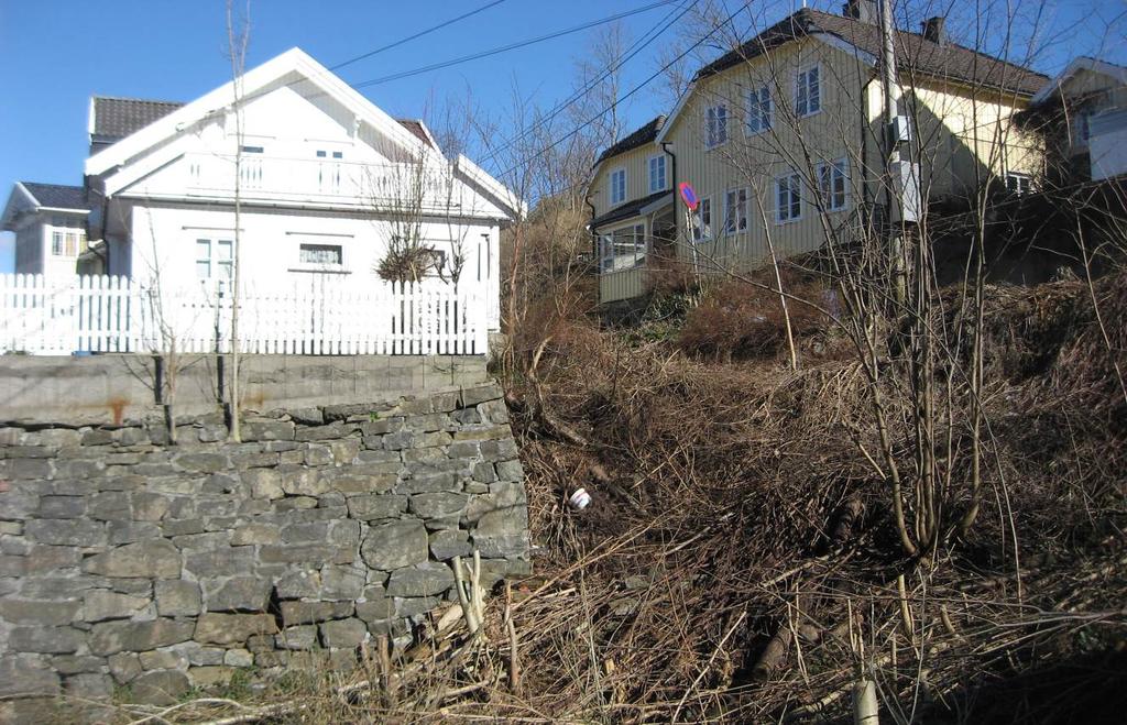 Bilde 8 Bolig i Kastellveien 30 sett fra Feierheia 8. Det fremgår tydelig at renoveringsbehovet er stort. Mur mot Feierheia 6 til høyre i bildet.