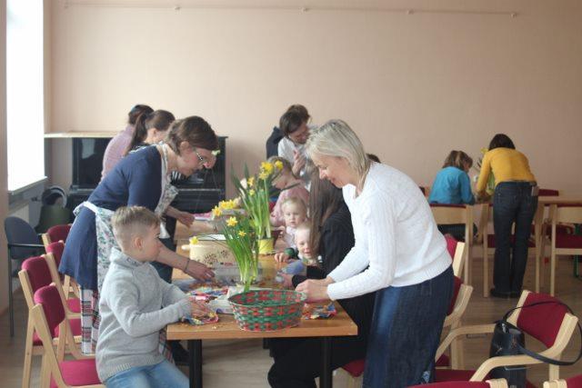 Påskedagsmorgen for hele familien i Saku kommunehus, samarbeid