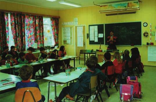 Når samisk blir fag og tema i skolen, øker det språkets status. Her et bilde fra Drag skole som hadde besøk av Ole Henrik Magga i 1997. Foto: Oddmund Paulsen. Árran.