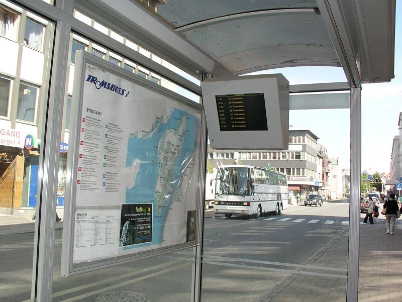 Leskur fra Tromsø med monitor som informerer passasjerene om når bussen kommer. Systemet er basert på GPS.