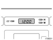 Če ura kaže med 1:30 in 1:59, bo ura preskočila na 2:00. Pri samodejni klimi mora biti kontaktni ključ v položaju ACC ali ON. Če se dovod električnega toka prekine, ura preskoči na 1:00.