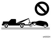 (c) Vleka s pomočjo tovornjaka z dvižno vrvjo (c) Vleka s pomočjo tovornjaka z dvižno vrvjo Vleka s tovornjaka z dvižno vrvjo ni dovoljena, saj se lahko poškodujeta prednji ali zadnji konec vozila.