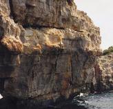 Arhipelag Kornati smje{ten je izme u otoka @irja, Dugog otoka i otoka Pa{mana, a dobio je ime po najve}em otoku Kornatu, koji ~ini 64 posto ukupne povr{ine svih kornatskih otoka.