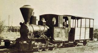 Jedna od tri novokupljene lokomotive, izgra ene 1889., snage 160 KS (118 kw). Za smje{taj drva vukle su primitivan vagon. morale slu iti i za javni promet putnika i robe.
