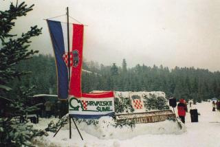 skija{kom tr~anju odr ano je na Vrbovskoj poljani Prvo dr avno natjecanje {umara u skija{kom tr~anju, odr- ano je sredinom velja~e na Vrbovskoj poljani (1150 m n. v.), ispod Bjelolasice kod Mrkoplja.