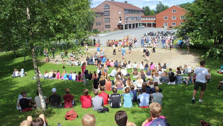 Handlingsplan for et godt og trygt skolemiljø ved Asker vgs Alle elever har rett til å ha et trygt og godt skolemiljø som fremmer helse, trivsel og læring.