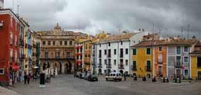 Og når sult og tørste melder seg har byens Plaza Mayor nettopp det du trenger. Gamlebyen i Cuenca ligger spektakulært til mellom elvene Huécar og Júcar.