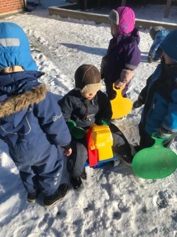 Snø og sol og heila uteområdet