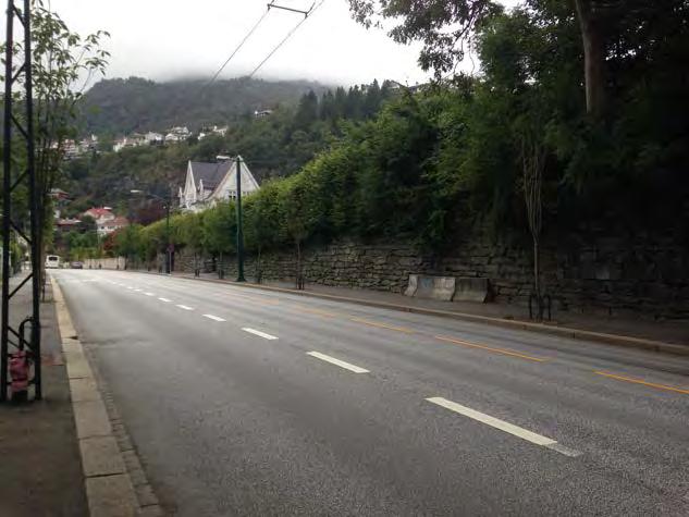 Muren strekker seg nordover langs Årstadveien og er trolig etablert i forbindelse med etablering av boliger langs vegen.