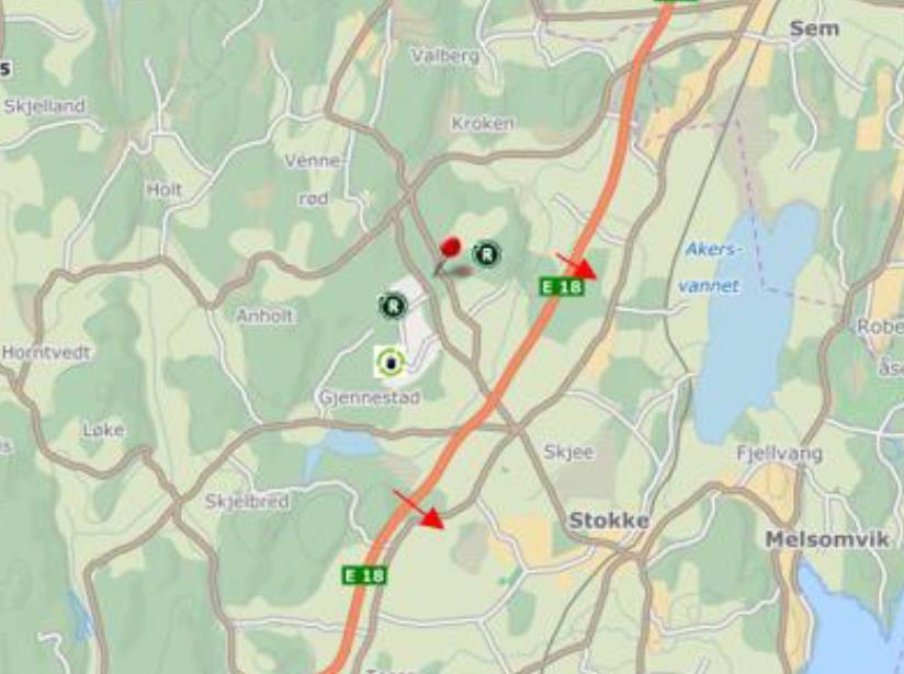 Figur 13 Oversiktskart over området. Tiltaksområdet er vist med rød markør, mens viltovergangene er angitt med røde piler.