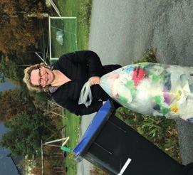 PLASTINNSAMLING Kjempeordning! Anita Torkelsen på Moster er strålande nøgd med å kunna kjeldesortera plast og få avfallet henta av bosbilen.