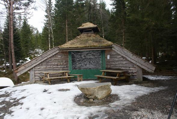 Naturleg ventilasjon med ljore, som er utstyrt med snorsystem for opning og lukking. - Benk(ar) / brisk som er djup(e) nok til to sitterekkjer og til overnatting.