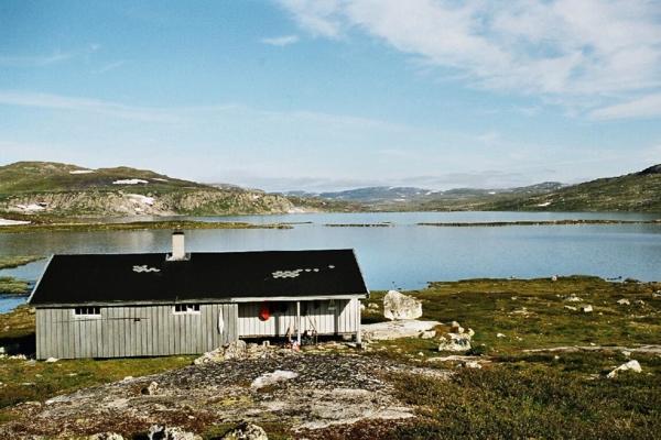 Ullensvang fjellstyre si hytte ved Raudåni, Kvennsjøen (foto: R. Borgstrøm) Bjørnavassbu, Odda fjellstyre si bu ved Nedsta Bjørnavatn (foto: A.