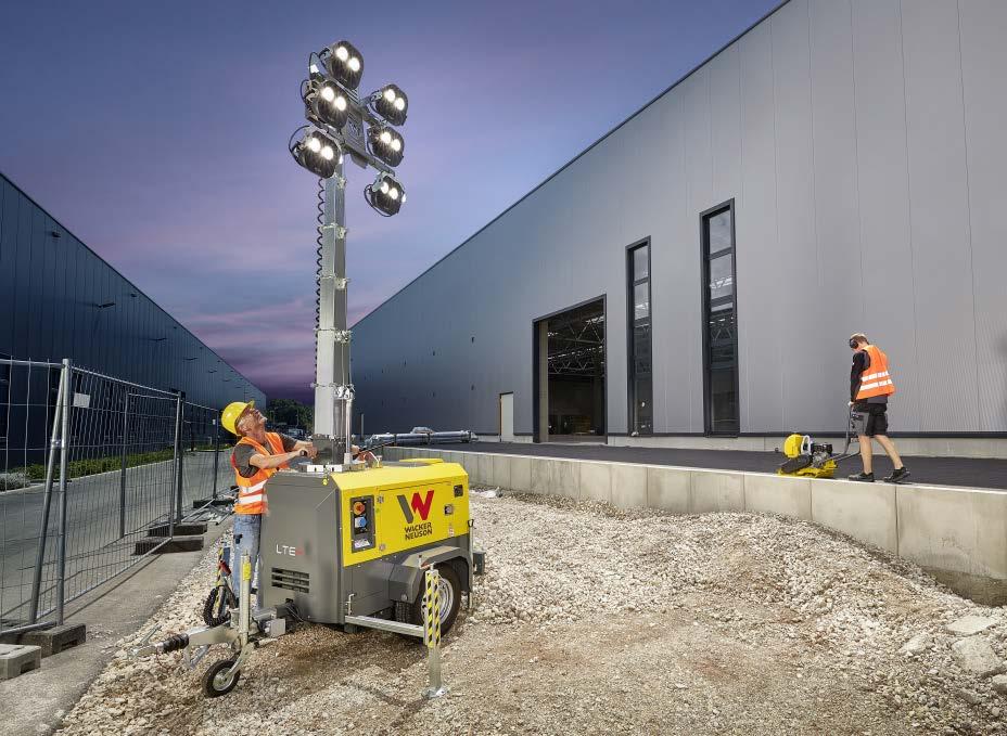 Seks LED-lamper lyser opp et areal på 3 800 m2 Lamper aktiveres manuelt via timer eller automatisk via fotoceller.