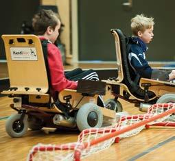 I EL-innebandy bruker spillerne elektriske sportsstoler. Du kan velge om du vil spille i Slåtthaughallen eller i Nordhordalandshallen. Fjellkameratene trener i Slåtthaughallen torsdag kl. 17.30-