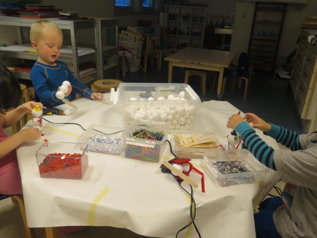 Forming: I desember har vi hatt juleverksted hvor barna har laget snømenn, nisser og juletrær.