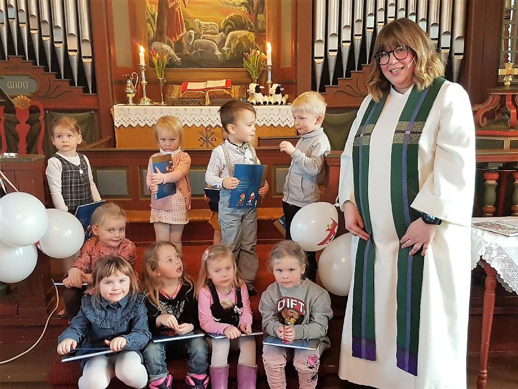 6 Min kirkebok 4 i Løkken og Meldal kirke Fra utdelingen i Løkken kirke Foto: Heidi Snuruås Vi var spente og litt nervøse for hvordan det ville bli å flytte utdeling av 4-årsboka fra høsten til